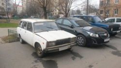 Автомобиль ВАЗ белого цвета возле дома №51 на улице Ленина в Красногорске.