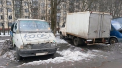 Автомобиль ГАЗ серого цвета недалеко от магазина Строительные материалы возле станции Красногорская.
