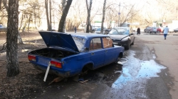 Автомобиль ВАЗ синего цвета возле магазина Аптека по улице Чайковского, дом №8-А.