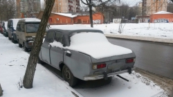 Автомобиль Москвич серого цвета на дублере Волоколамского шоссе, недалеко от 12 автобусного парка.