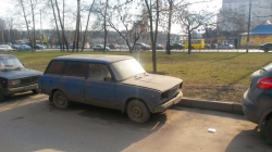 Автомобиль ВАЗ синего цвета на дублере Волоколамского шоссе, возле дома №39 по улице Ленина.