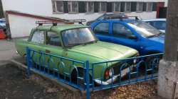 Автомобиль Москвич зеленого цвета на стоянке возле дома №11-А по улице Маяковского.
