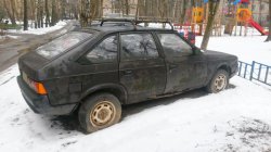 Автомобиль Москвич черного цвета на стоянке возле дома №19 по улице Комсомольская.