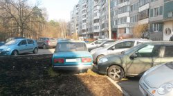 Автомобиль ВАЗ голубого цвета на газоне возле дома №23 по улице Ленина в Красногорске.