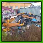 Свалка промышленного мусора возле стоянки, недалеко от Налоговой инспекции города Красногорска.