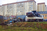 Свалка промышленного мусора возле стоянки, недалеко от Налоговой инспекции города Красногорска.