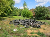 Скопление промышленного мусора на газоне недалеко от дома №9 по улице Жуковского.