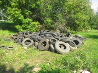 Скопление промышленного мусора на газоне недалеко от дома №9 по улице Жуковского.