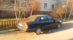Автомобиль Форд темно-синего цвета (черного) цвета возле дома №34-А на улице Ленина в Красногорске.