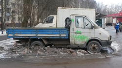 Автомобиль ГАЗ серого цвета недалеко от магазина Строительные материалы возле станции Красногорская.