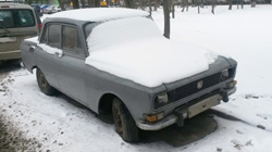 Автомобиль Москвич серого цвета на дублере Волоколамского шоссе, недалеко от 12 автобусного парка.