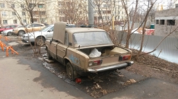 Автомобиль ВАЗ коричневого цвета за домом №49 по улице Ленина в Красногорске.