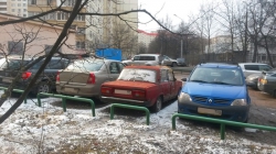 Автомобиль ВАЗ красного цвета на стоянке дома №47 корпус №1 на улице Ленина в Красногорске.