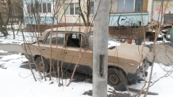 Автомобиль ВАЗ коричневого цвета за домом №49 по улице Ленина в Красногорске.
