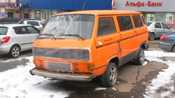 Автомобиль Фольксваген оранжевого цвета на остановке Чернево в сторону города Москвы.