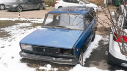 Автомобиль ВАЗ синего цвета на стоянке возле дома №42 по улице Ленина.
