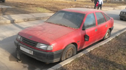 Автомобиль Опель красного цвета на дублере Волоколамского шоссе, недалеко от 12 автобусного парка.