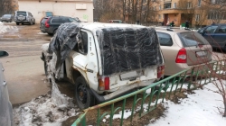 Автомобиль Нива белого цвета на стоянке между домом №47 корпус №1 и домом №55 на улице Ленина в Красногорске.