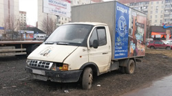 Автомобиль ГАЗ белого цвета на стоянке возле автомойки, между улицей Братьев Горожанкиных и улицей Ленина.