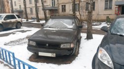 Автомобиль Москвич черного цвета на стоянке возле дома №19 по улице Комсомольская.