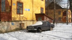 Автомобиль ВАЗ черного цвета на газоне возле дома №13 по улице Народного ополчения в Красногорске.