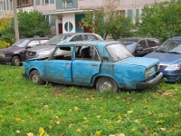Автомобиль ВАЗ голубого цвета на газоне возле дома №23 по улице Ленина в Красногорске.