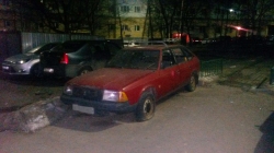 Автомобиль москвич красного цвета возле дома №51 на улице Ленина в Красногорске.